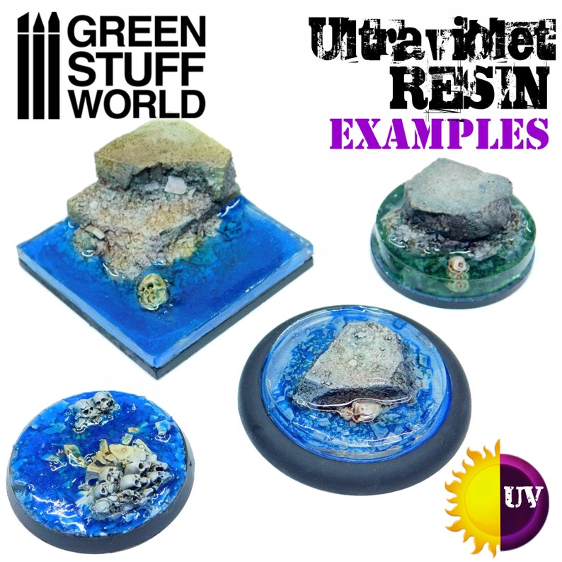 Op de afbeelding: Vier voorbeelden van miniatuurbases gemaakt met UV-hars. De bases zijn rond en vierkant en tonen verschillende sc&egrave;nes met rotsen, water en schedels. De bases zijn gemaakt van helder hars met een blauwe tint. De bases staan ​​allemaal op een witte achtergrond. De tekst "Ultraviolet Resin Examples" is zichtbaar in de afbeelding.