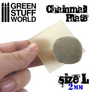 Peut inclure: Gros plan sur une plaque de cotte de mailles beige de 2 mm de taille, avec une surface texturée. La plaque est tenue par une main. Le texte "Chainmail Plate" et "size L 2MM" est visible sur l'image.