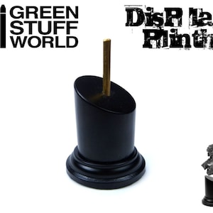 Può includere: Plinto espositivo in legno nero con un'asta in ottone, perfetto per esporre piccole sculture o figurine.  "Display Plinths" è scritto in nero su sfondo bianco.