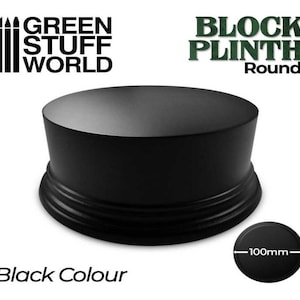 Puede incluir: Plinto redondo negro de 100 mm de diámetro, con una superficie superior lisa y plana y una base escalonada. El plinto está hecho por Green Stuff World.