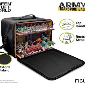 Puede incluir: Bolsa de transporte negra "ARMY TRANSPORT BAG M". Tiene un asa superior y una correa de sujeción. Fabricada en tejido Oxford, puede contener más de 200 figuras. La bolsa está abierta, revelando figuras en miniatura.