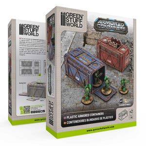 Pode incluir: Uma caixa de kit de modelismo Green Stuff World com dois contentores blindados de plástico à escala 1:48. A caixa apresenta um contentor azul com marcas cor de laranja e um vermelho, ambos com detalhes industriais, junto a três miniaturas.