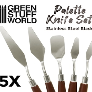 Puede incluir: Conjunto de cinco cuchillos de paleta con hojas de acero inoxidable y mangos de madera. Los cuchillos están dispuestos en una fila, con las hojas mirando al espectador. El texto "Palette Knife Set" y "Stainless Steel Blade" es visible en la imagen.