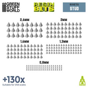 Puede incluir: Imagen de tachuelas de resina en varios tamaños. Los tamaños son 2,6 mm, 2 mm, 1,6 mm, 1,3 mm y 0,8 mm. La imagen también incluye el texto "GREEN STUFF WORLD", "RESIN BITS" y "RIVETS STUD". También está presente el texto "+130x Adecuado para escalas 1/48".