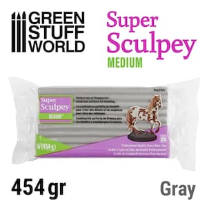 Peut inclure: Un paquet d'argile &agrave; cuire au four Super Sculpey Medium de couleur grise. L'emballage montre une sculpture de cheval r&eacute;alis&eacute;e avec l'argile. Le paquet est &eacute;tiquet&eacute; "Super Sculpey Medium" et "454 g (1 lb)".