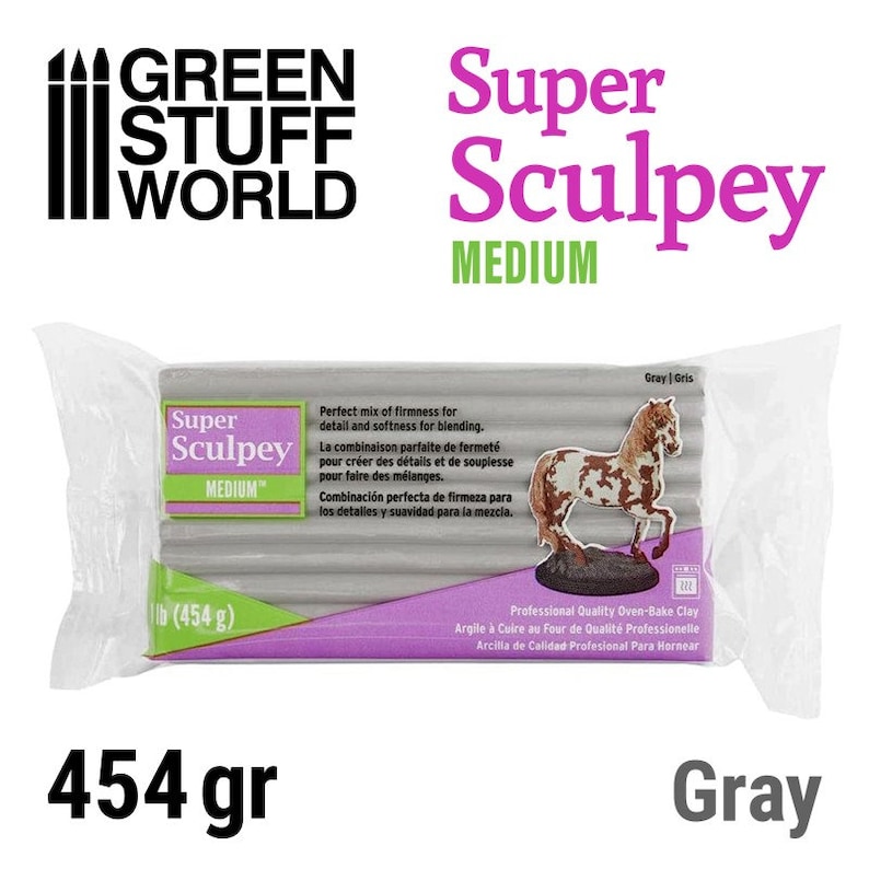 Peut inclure: Un paquet d'argile &agrave; cuire au four Super Sculpey Medium de couleur grise. L'emballage montre une sculpture de cheval r&eacute;alis&eacute;e avec l'argile. Le paquet est &eacute;tiquet&eacute; "Super Sculpey Medium" et "454 g (1 lb)".