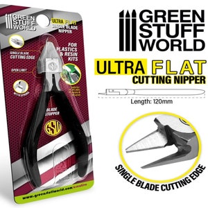 Könnte beinhalten: Eine schwarze und silberne Einblattschneidezange mit einem Klingenstopper. Die Zange ist mit "Ultra Flat Single Blade Nipper" beschriftet und für Kunststoff- und Harz-Kits konzipiert. Die Zange ist 120 mm lang.