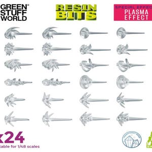 Puede incluir: Un conjunto de veinticuatro piezas de resina transparente, diseñadas para modelos a escala 1/48. Las piezas tienen varias formas, que se asemejan a efectos de plasma. El texto "RESIN BITS" y "PLASMA EFFECT" es visible. Producto impreso en 3D.