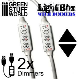 Op de afbeelding: Twee witte LED-lichtdimmer met een USB-connector. Elke dimmer heeft vier knoppen met de labels "LED", "MODE", "SNELHEID" en "LICHT". De dimmers zijn verbonden met een wit kabel. De tekst "Light Box with Dimmers" is in zwart en wit op een witte achtergrond gedrukt. De tekst "2x Dimmers" is in zwart op een witte achtergrond gedrukt.