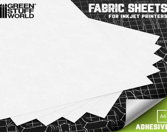 Könnte beinhalten: Ein Stapel weißer Stoffblätter für Tintenstrahldrucker. Die Blätter sind im Format A4 und haben eine Kleberückseite. Die Blätter sind mit "FABRIC SHEETS FOR INKJET PRINTERS" und "ADHESIVE" beschriftet.
