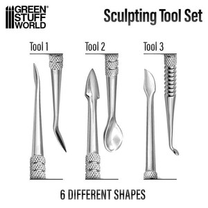Pu&ograve; includere: Un set di sei strumenti per la scultura con forme diverse. Gli strumenti sono in metallo e hanno una finitura argentata. Gli strumenti sono etichettati "Strumento 1", "Strumento 2" e "Strumento 3". Il testo "Sculpting Tool Set" e "6 DIFFERENT SHAPES" &egrave; anche visibile nell'immagine.