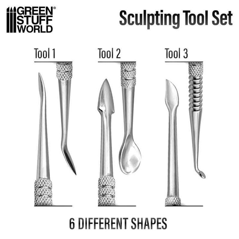Pu&ograve; includere: Un set di sei strumenti per la scultura con forme diverse. Gli strumenti sono in metallo e hanno una finitura argentata. Gli strumenti sono etichettati "Strumento 1", "Strumento 2" e "Strumento 3". Il testo "Sculpting Tool Set" e "6 DIFFERENT SHAPES" &egrave; anche visibile nell'immagine.
