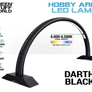 Op de afbeelding: Een zwarte LED-lamp in de vorm van een boog, met een bandenachtig ontwerp. Het heeft een dimmer en een anti-verblindingsysteem. De lamp is gelabeld met "Hobby Arch LED Lamp" en "Darth Black".