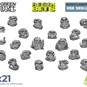 Puede incluir: Un conjunto de 21 cráneos de Ork de resina gris para wargaming en miniatura. Los cráneos están en varias poses y tamaños, adecuados para modelos a escala 1/48. El texto "RESIN BITS" y "MISCELLANEOUS ORK SKULLS" es visible en la parte superior de la imagen.