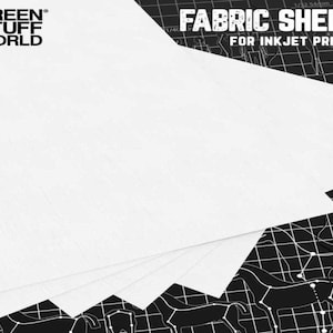 Könnte beinhalten: Ein Stapel weißer Stoffblätter für Tintenstrahldrucker. Die Blätter liegen auf einem schwarz-weißen Gitterhintergrund mit dem Text "FABRIC SHEETS FOR INKJET PRINTERS".