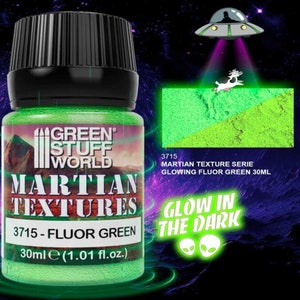 Könnte beinhalten: Eine 30 ml Flasche mit leuchtend grüner Martian Textures Farbe. Die Flasche hat einen schwarzen Deckel und ein Etikett mit der Aufschrift "Green Stuff World" und "Martian Textures 3715 - Fluor Green". Das Etikett trägt außerdem die Aufschrift "Glow in the Dark".