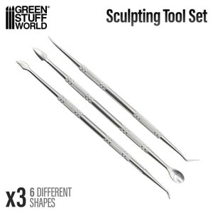 Pu&ograve; includere: Un set di tre strumenti da scultura argentati con punte di forme diverse. Gli strumenti sono etichettati "x3 6 FORME DIVERSE" e "Set di strumenti da scultura".