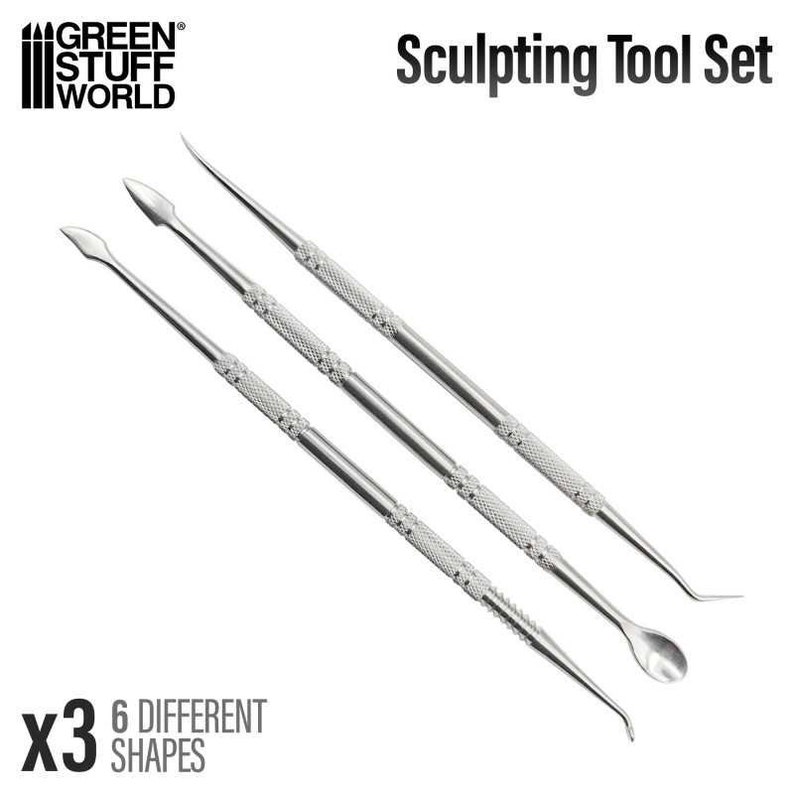 Pu&ograve; includere: Un set di tre strumenti da scultura argentati con punte di forme diverse. Gli strumenti sono etichettati "x3 6 FORME DIVERSE" e "Set di strumenti da scultura".
