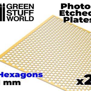 Può includere: Due lastre di metallo fotoincise di colore dorato con un motivo esagonale. Le lastre sono spesse 1 mm e sono etichettate "Hexagons 1 mm" e "x2".