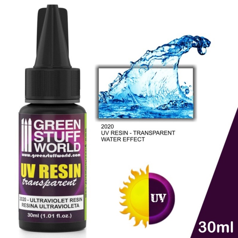 Op de afbeelding: Een flesje van 30 ml transparante UV-hars van Green Stuff World, voor het cre&euml;ren van watereffecten. De fles is zwart met een groen etiket en de tekst "UV Resin transparent" in wit. Het etiket bevat ook de tekst "2020 - Ultraviolet Resin Resina Ultravioleta" en "30ml (1.01 fl.oz.)". De fles staat naast een afbeelding van een blauwe watergolf en een zon met de tekst "UV" in een paarse cirkel.