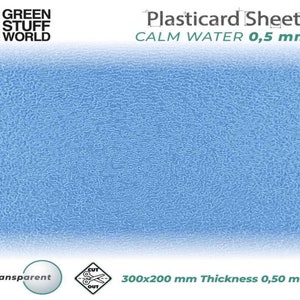 Könnte beinhalten: Eine blaue Plastikard-Platte mit einer strukturierten Oberfläche, beschriftet mit "Calm Water 0,5 mm Plasticard Sheets". Die Platte ist 300 mm x 200 mm groß und 0,50 mm dick.