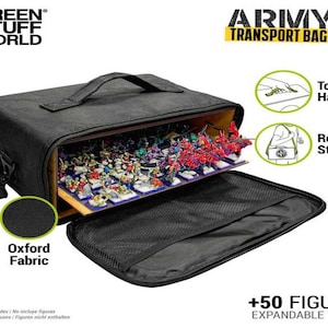 Pode incluir: Bolsa de transporte de exército preta com uma abertura com zíper e uma alça no topo. A bolsa está aberta para revelar uma bandeja de madeira com compartimentos para guardar figuras em miniatura. A bolsa é etiquetada como "Army Transport Bag" e "Size S". A bolsa é expansível para conter até 100 figuras.