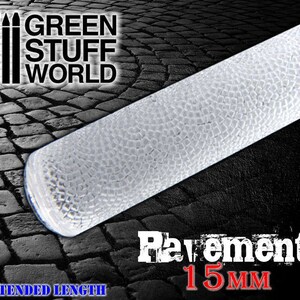 Peut inclure: Un rouleau en plastique blanc avec une surface texturée qui ressemble à un pavé. Le rouleau a un diamètre de 15 mm et est étiqueté "Pavement 15MM". Le rouleau est fabriqué par Green Stuff World.