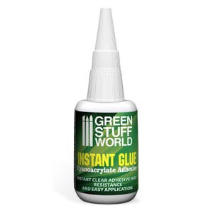 Op de afbeelding: Een fles Green Stuff World Instant Glue. De fles heeft een witte dop en een groen en zwart etiket. Op het etiket staat "Instant Glue Cyanoacrylate Adhesive" en "Instant Clear Adhesive High Resistance and Easy Application."