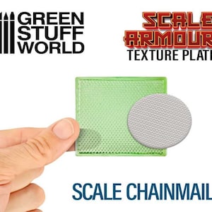 Peut inclure: Plaque de texture en plastique vert pour créer une armure de cotte de mailles à l'échelle. La plaque est verte et présente un motif en grille. Une plus petite plaque en plastique blanc avec un motif similaire est présentée à côté.