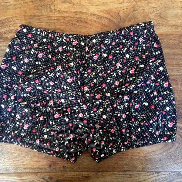 Short de Yoga Iyengar-Noir à fleurs roses- Boomer-Short-Popeline coton