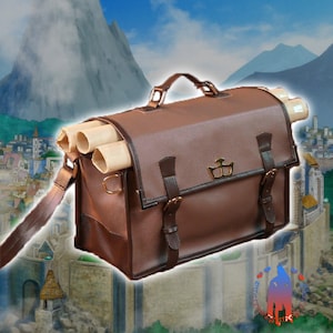 Könnte beinhalten: Eine braune Ledertasche mit einem goldenen Kronenemblem. Die Tasche hat einen Schultergurt und einen oberen Griff. In der Tasche befinden sich drei aufgerollte Schriftrollen.