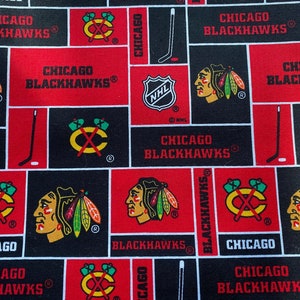 Tessuto 100% cotone NHL Chicago Blackhawks Hockey Logo venduto tagliato su misura, 1/2 yard e Fat Quarter FQ Nero Rosso Giallo Indiano