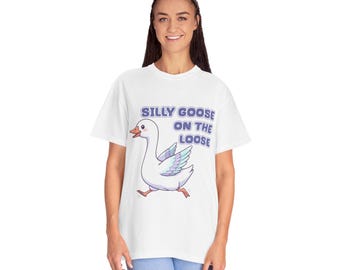 Camiseta "Silly Goose On The Loose" / Gráfico lindo de ganso corriendo