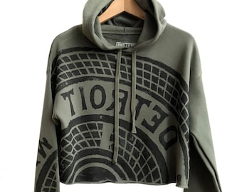 Sudadera con capucha Detroit Manhole Cover, verde militar. Sudadera con capucha recortada de mujer única en su tipo. Crop Hoodie, Detroit Michigan Gift, Detroiter