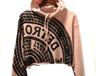 Sudadera con capucha Detroit Drain Cover, rosa melocotón, alcantarilla. Único en su clase, vellón con capucha recortado por mujeres. Crop Hoodie, regalo de Detroit para ella, Detroiter