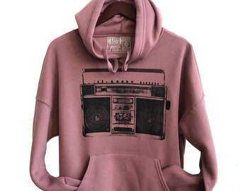 Sudadera con capucha Boombox Pullover. Retro 80s radio print drop hombro sudadera con capucha negro en malva. Cultura hip hop, electro techno de moda urbana