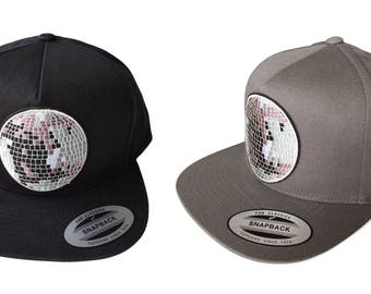Cappello con visiera a forma di palla da discoteca, regalo per DJ. Cappello a visiera piatta con palla a specchio. Regalo per DJ, italo disco. Cappellino da baseball, regalo per raver, techno, musica dance, edm