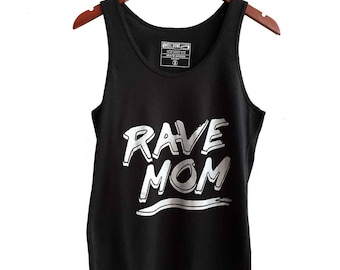 Może przedstawiać: Czarny top na ramiączkach z białym nadrukiem, na którym widnieje napis "Rave Mom" w pogrubionym, stylizowanym foncie.