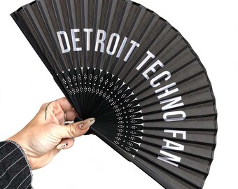 ¡Fanático del tecno de Detroit! Abanico plegable de seda estampada en color negro. Moda de festival, abanico de tela, fanático del festival, fan rave, regalo techno, edm, baile