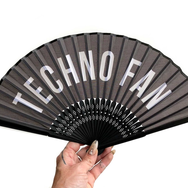 Techno-Fan! Schwarz-weiß bedruckter, faltbarer Handfächer aus Seide. Festival-Outfit, schwarzer Fächer, Handfächer aus Stoff, Festival-Fächer, Rave-Fan, Techno-Geschenk