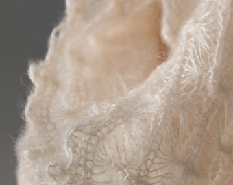 Handgefärbter Seidenmohair-Schal „Schneeflocken“ – Hellpfirsich