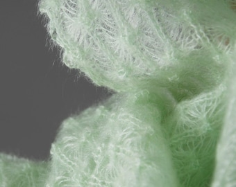 Handgefärbter Seidenmohair-Schal „Schneeflocken“ – Mintgrün