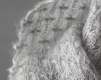 Handgefärbter Seidenmohair-Schal „Schneeflocken“ – Perlgrau