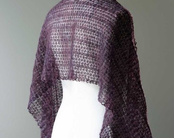 Gestrickter, dunkelvioletter, handgefärbter Unikat-Seidenmohair-Spitzenschal