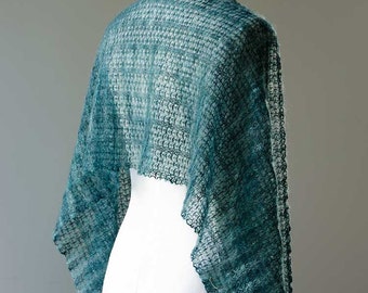 Gestrickter blauer handgefärbter Seiden-Mohair-Spitzenschal