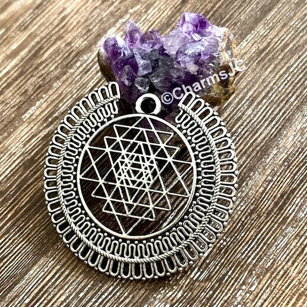 Dije de Sri Yantra bañado en plata: colgante hueco de meditación (49 mm)