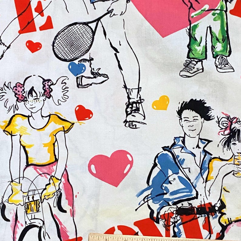 以下が含まれることがあります： 白い生地に、スポーツをしている人やハートを持っている人が描かれたカラフルな漫画のデザイン。生地は白地にピンク、青、黄、赤、黒のアクセントが施されています。