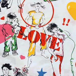 以下が含まれることがあります： 白い布地に、子供たちが遊んでいるカラフルなイラストが描かれています。イラストには、金髪の女の子、茶髪の男の子、黒髪の女の子、そして犬が描かれています。布地には赤い文字で「LOVE」と書かれています。