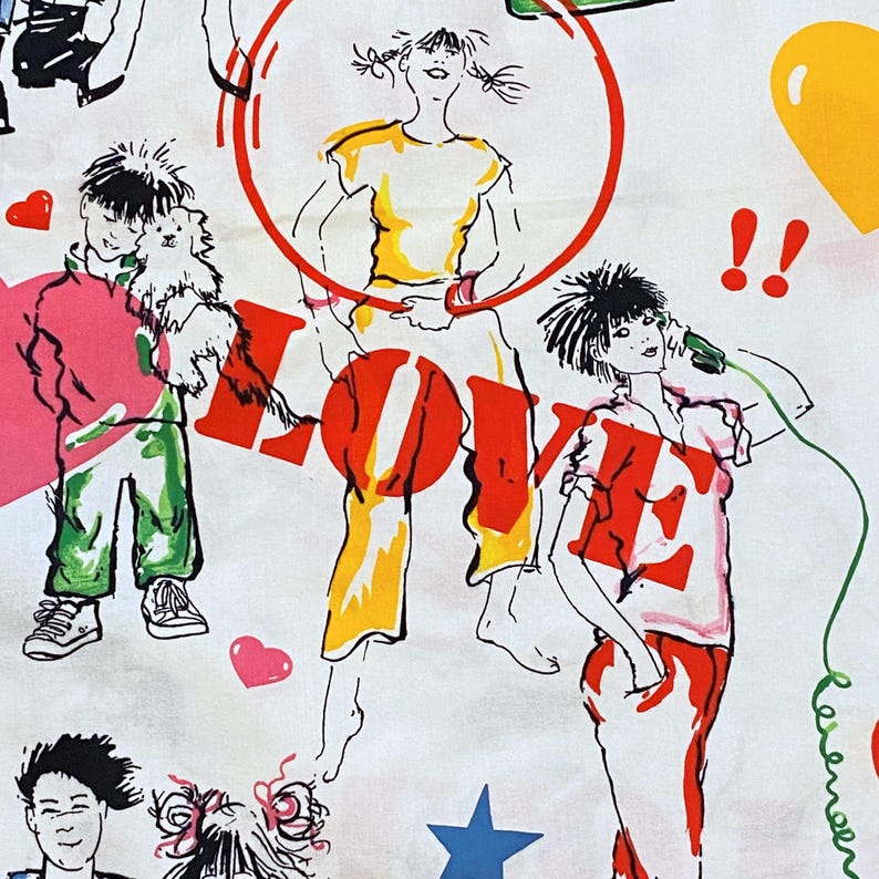 以下が含まれることがあります： 白い布地に、子供たちが遊んでいるカラフルなイラストが描かれています。イラストには、金髪の女の子、茶髪の男の子、黒髪の女の子、そして犬が描かれています。布地には赤い文字で「LOVE」と書かれています。