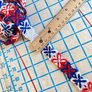 2.3 YD 1970s Red White Blue Flower Chain Trim 1&quot;